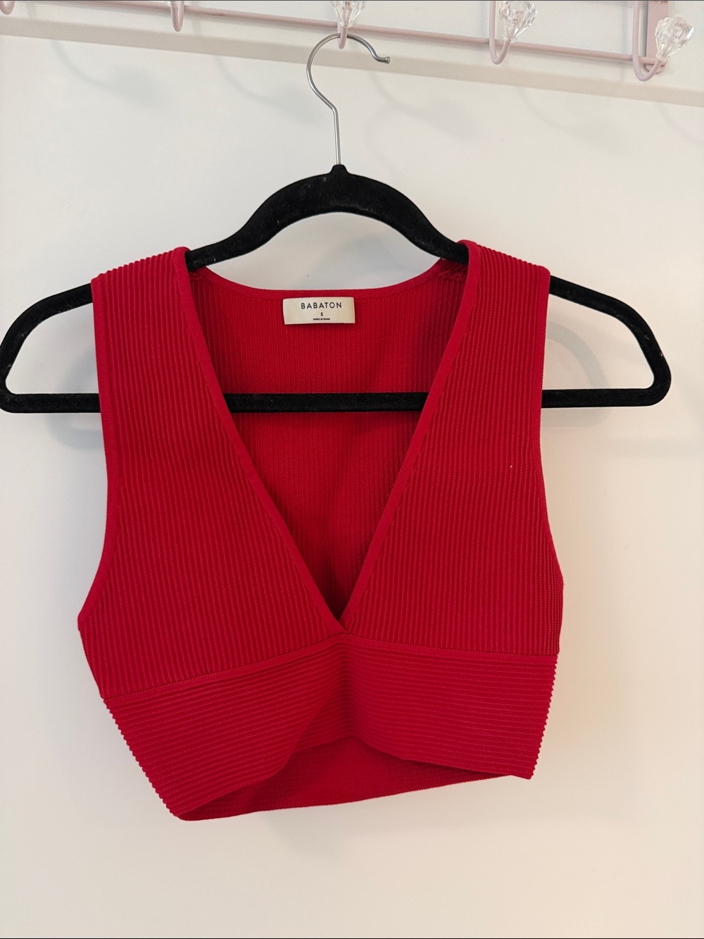 Babaton Red Ribbed V-Neck Cropped Tank